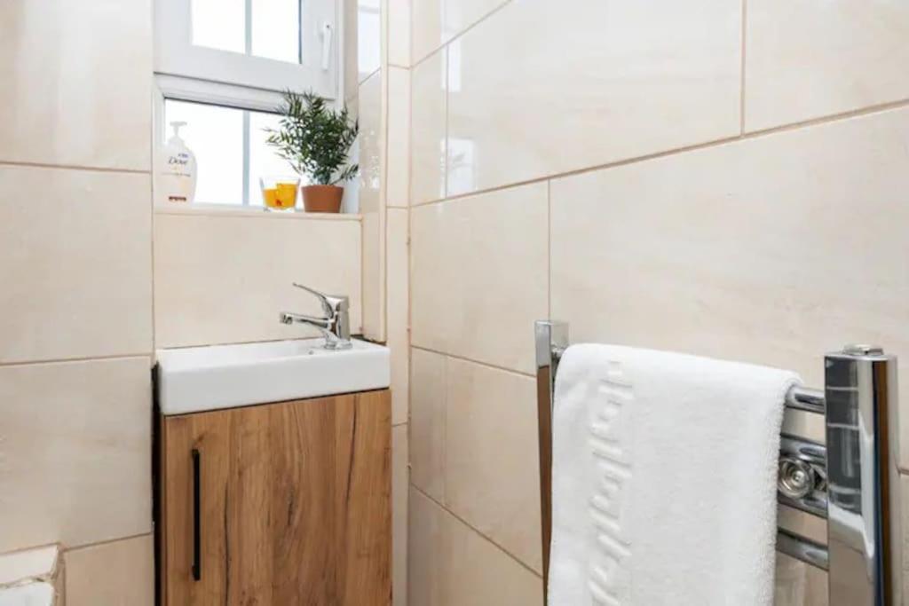 Tranquil 1Br In South Bank With Onsite Parking Apartment Londra Exterior foto